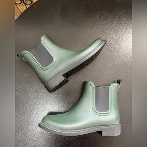 Clark’s Artison Matte Forest Green Chelsea Rain Boots Women’s Size 8M